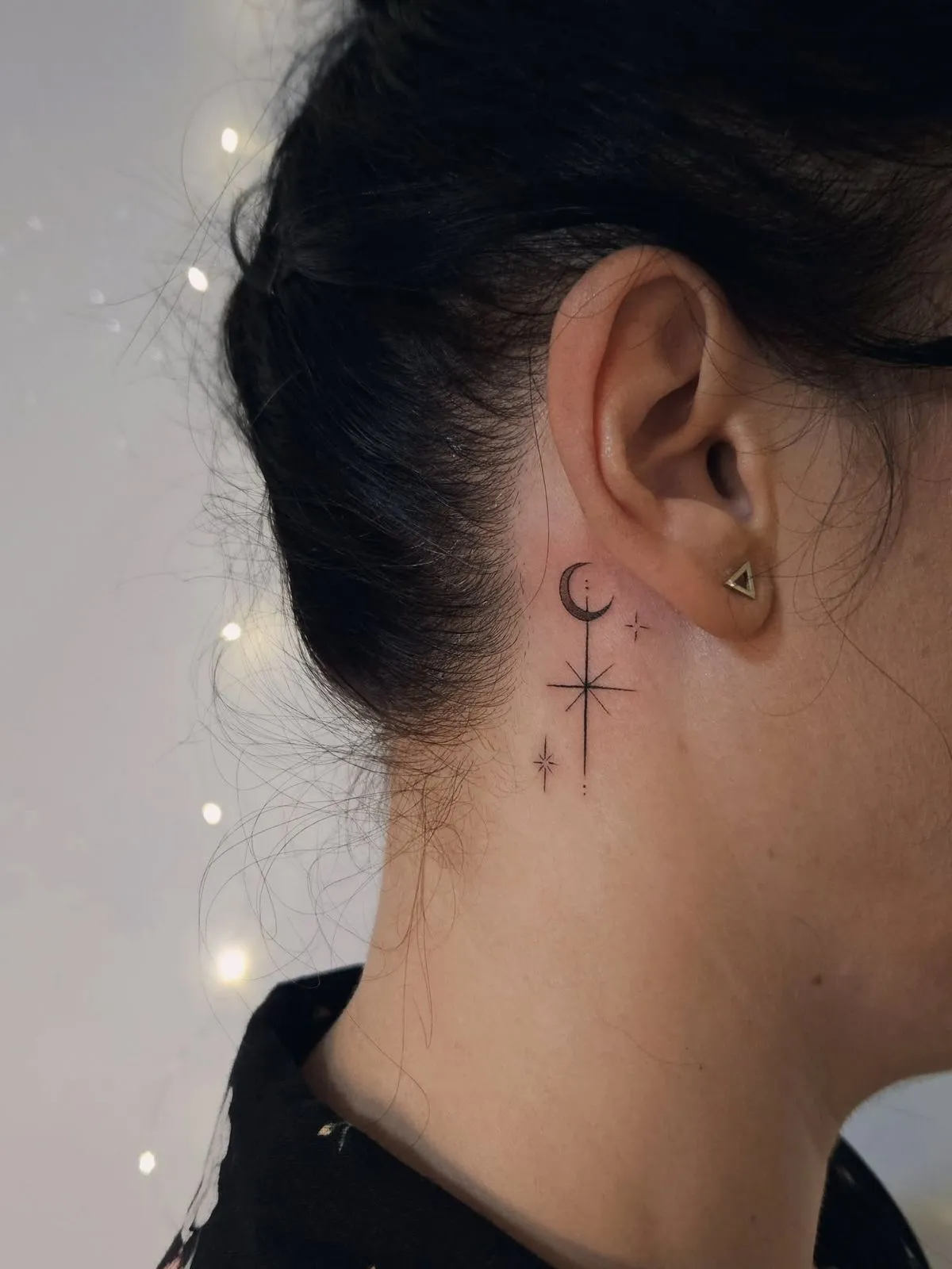 Your roadmap to behind-the-ear tattoos - expert insights on pain, pricing, and professional aftercare for a confident choice.