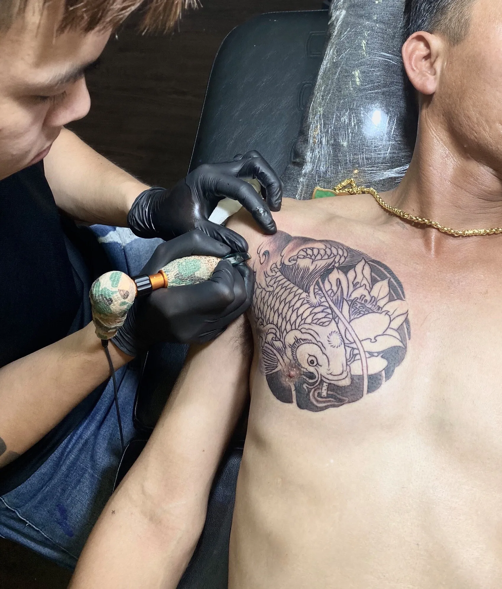 Nghệ sĩ xăm h&igrave;nh c&aacute; ch&eacute;p&nbsp;