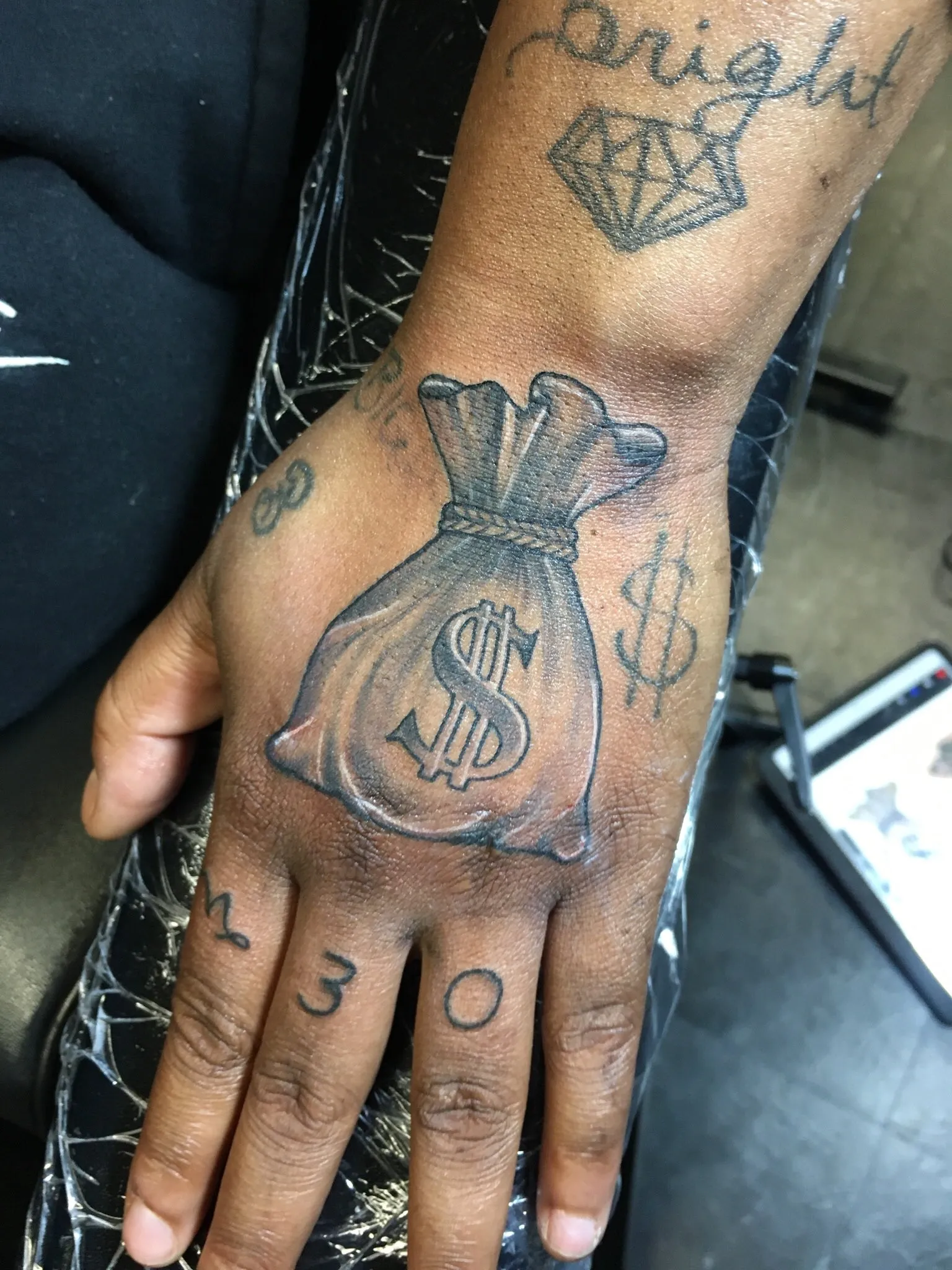 hình xăm tiền tài