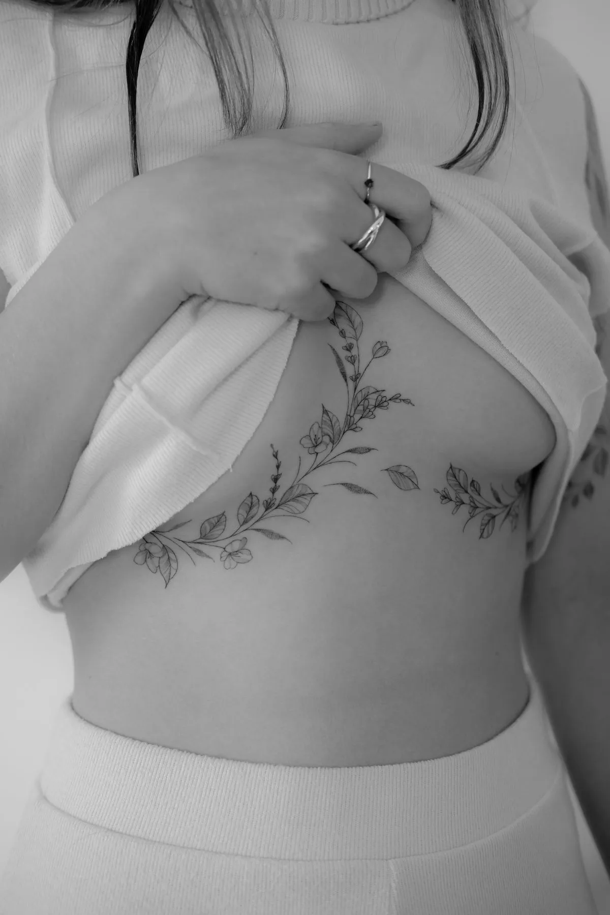 Sternum Tattoo Placement: An H2M Expert Guide to Managing Pain, Budgeting, and Essential Aftercare.