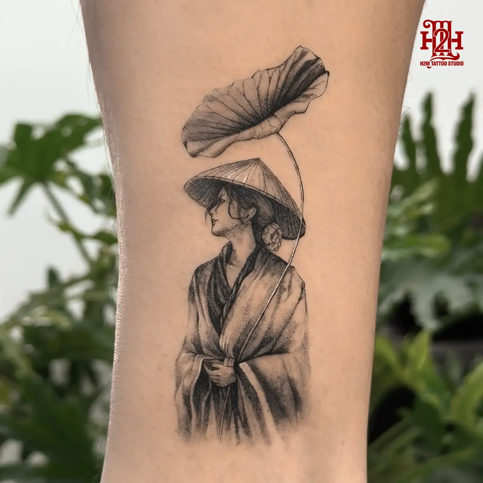 Tattoo design featuring a Vietnamese woman wearing an Áo Dài and conical hat, representing feminine grace and cultural identity.