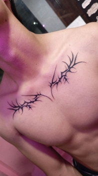 Collarbone Tattoos Men: Placement Guide, Pain & Designs