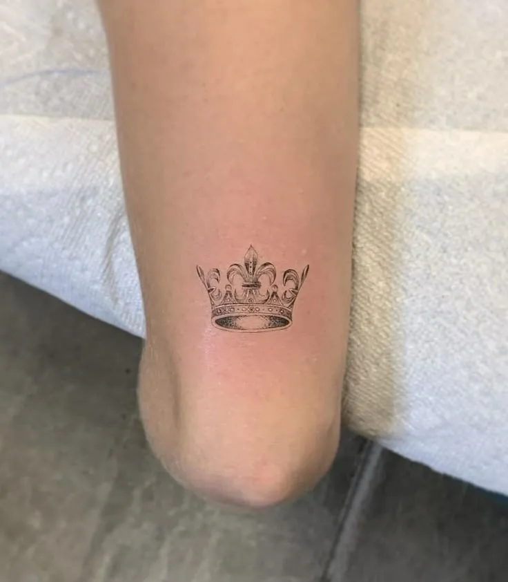 30+ Crown Tattoos Designs: Symbols of Power, Confidence, and Self-Reliance