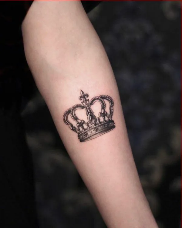 30+ Crown Tattoos Designs: Symbols of Power, Confidence, and Self-Reliance
