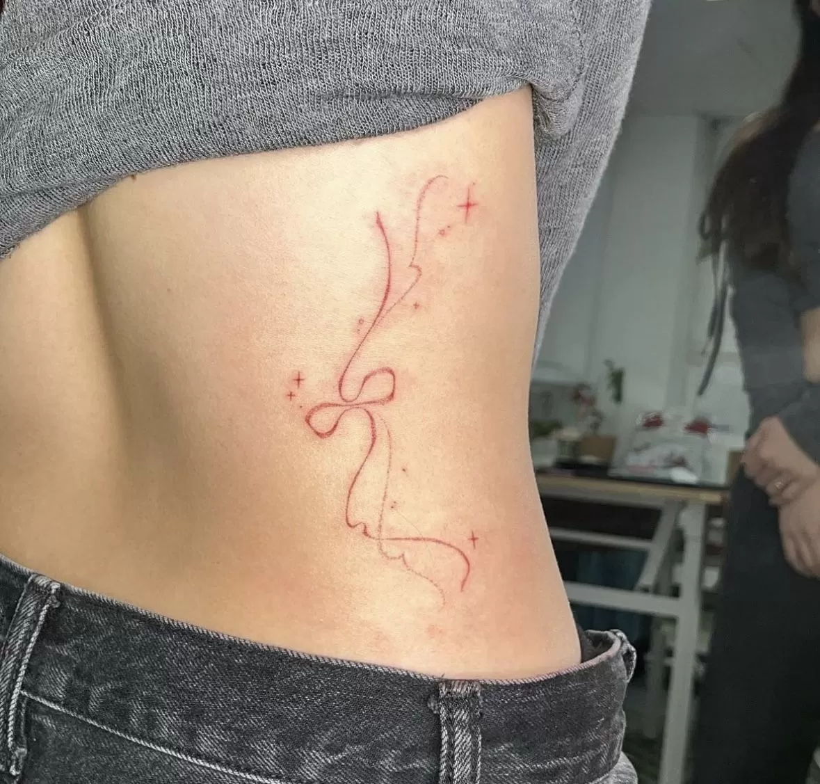 35+ Hình Xăm Bên Hông Nữ: Ý Tưởng Đẹp, Vị Trí