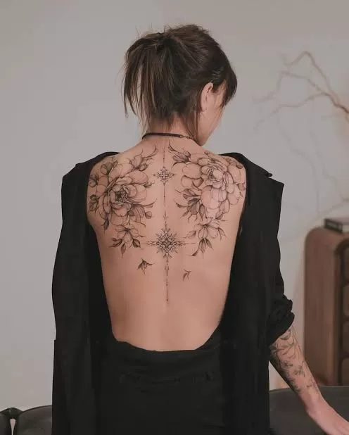 18+ Spine Tattoos for Women: Elegant Ideas