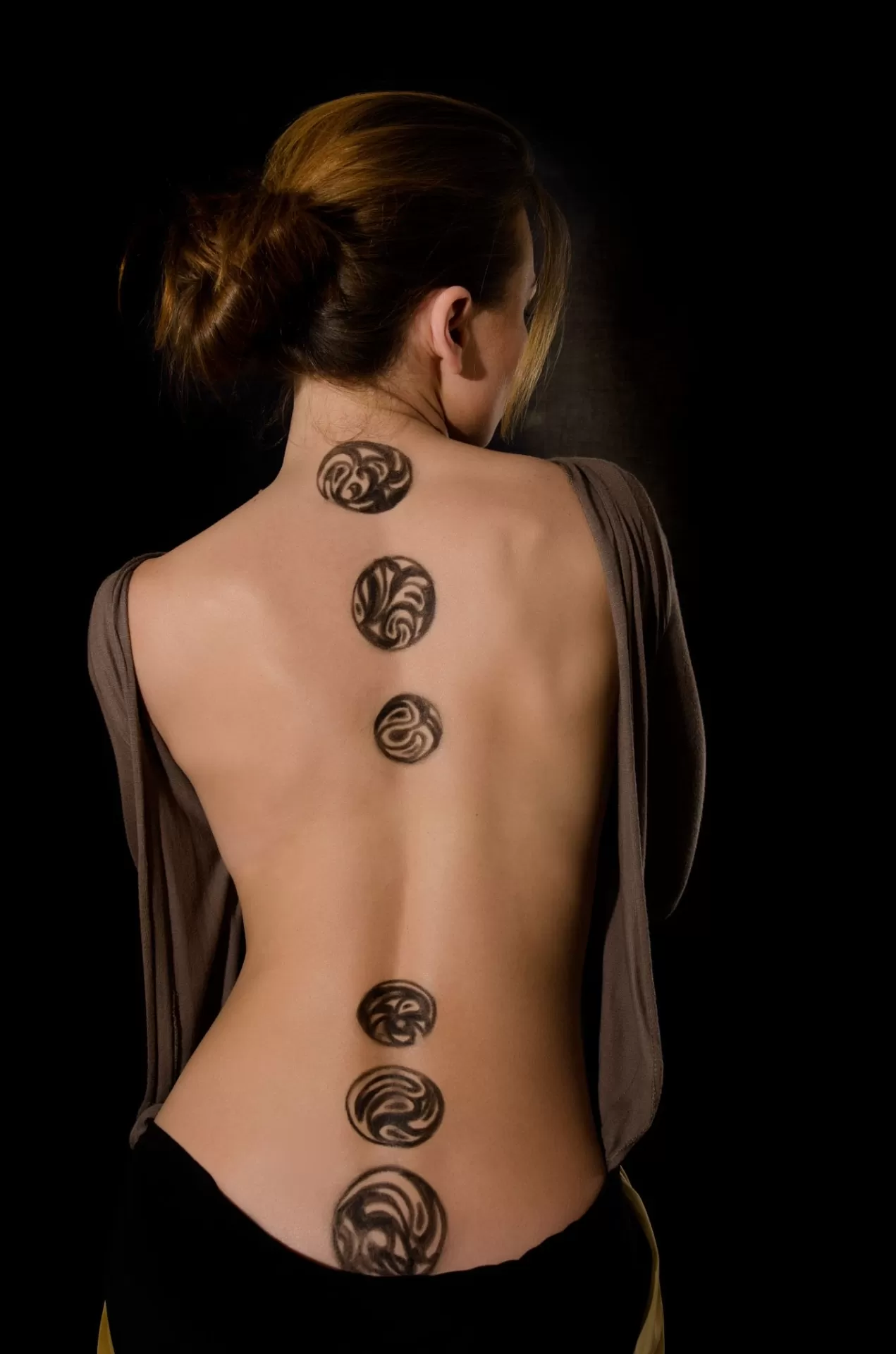 18+ Spine Tattoos for Women: Elegant Ideas