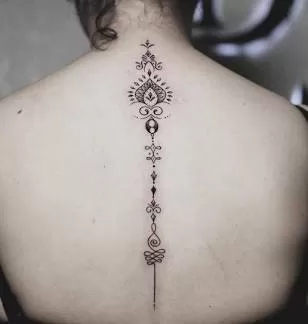 18+ Spine Tattoos for Women: Elegant Ideas